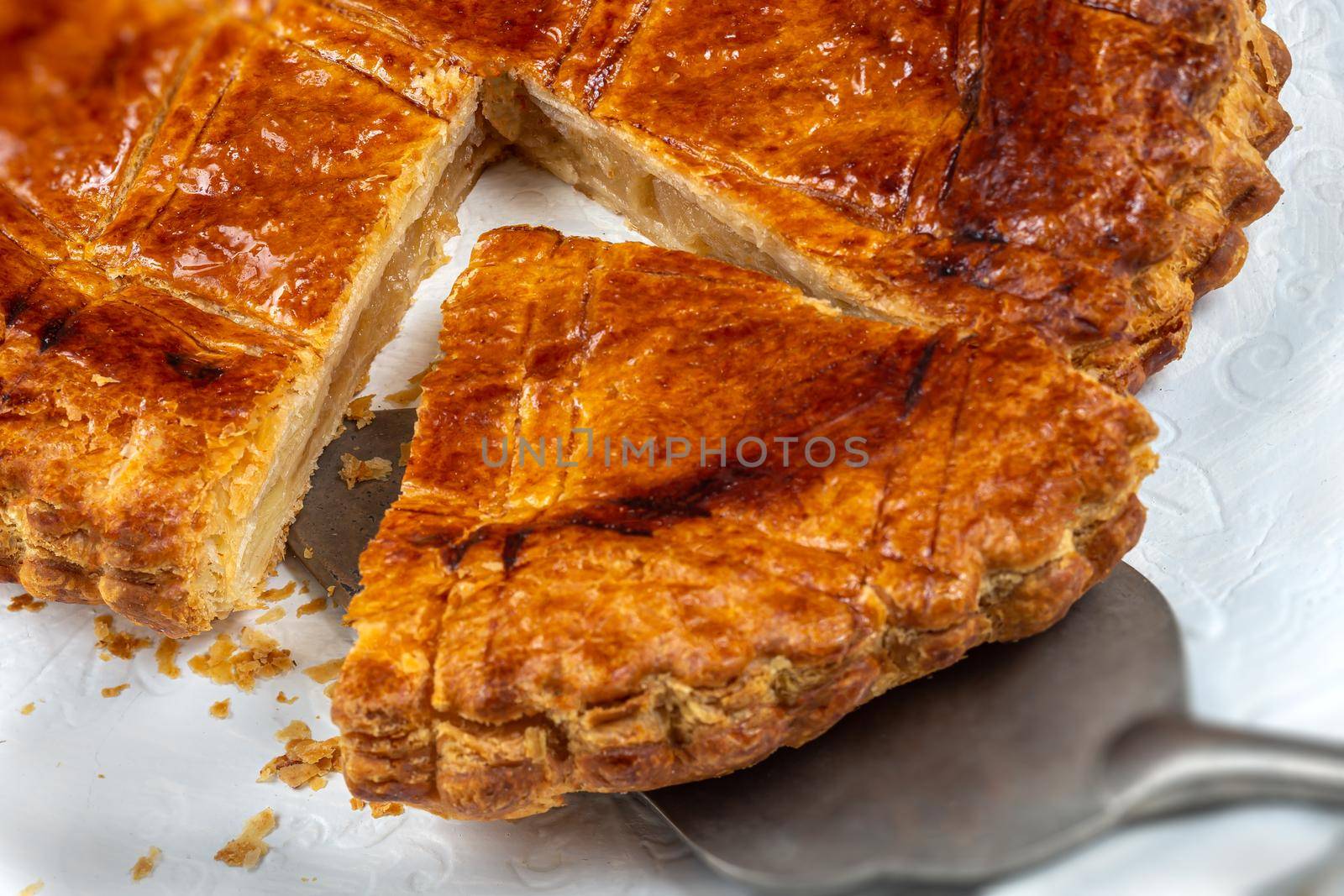 Slice of cake in close-up with pie shovel
