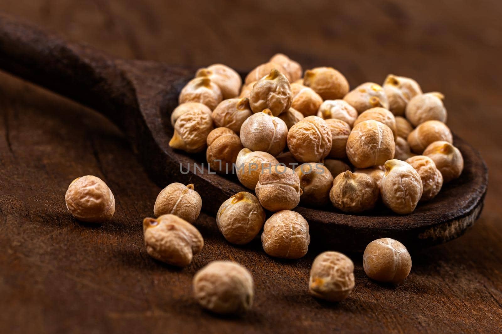 Close-ups of chickpeas in a wooden spoon