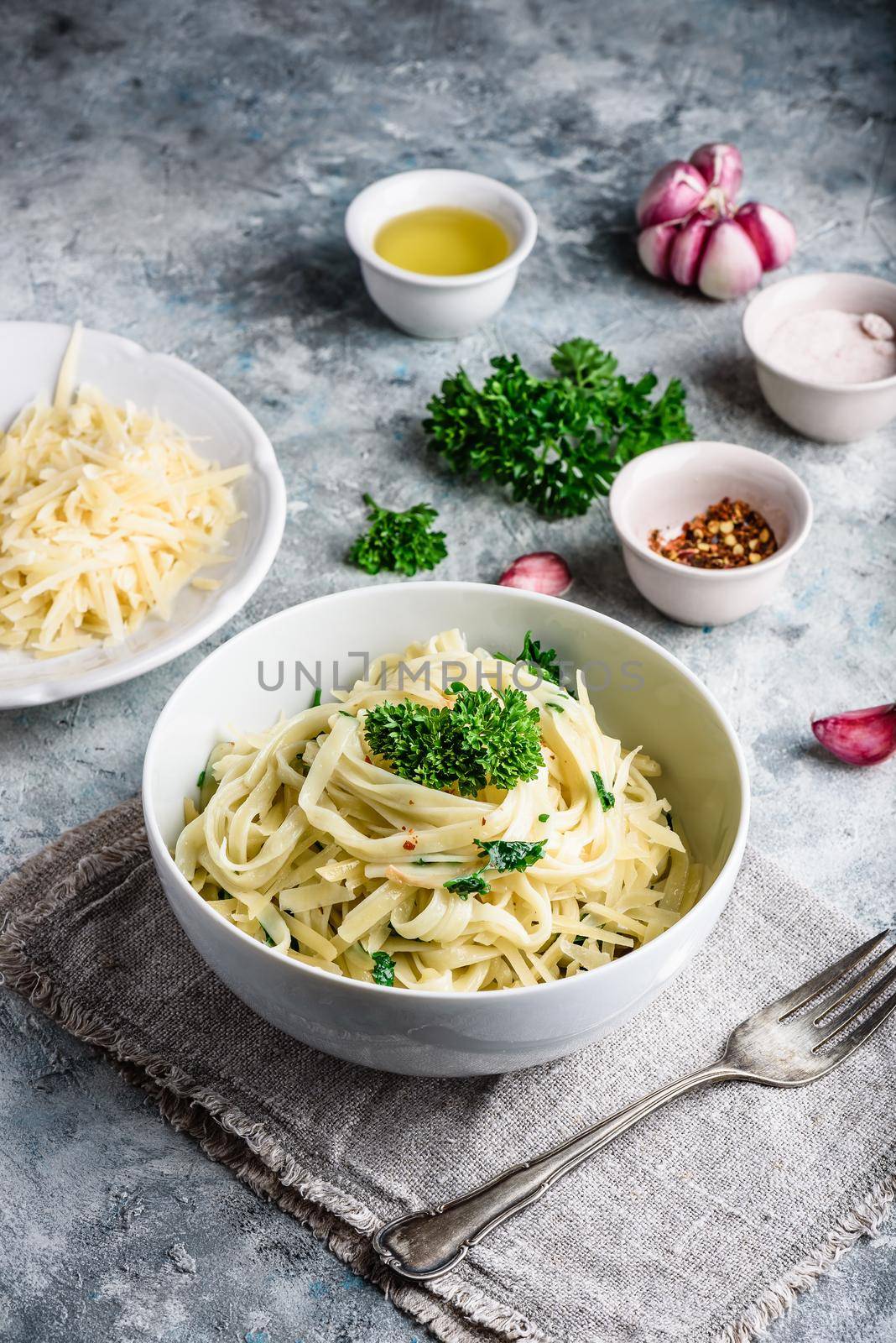 Easy pasta with olive oil and garlic by Seva_blsv