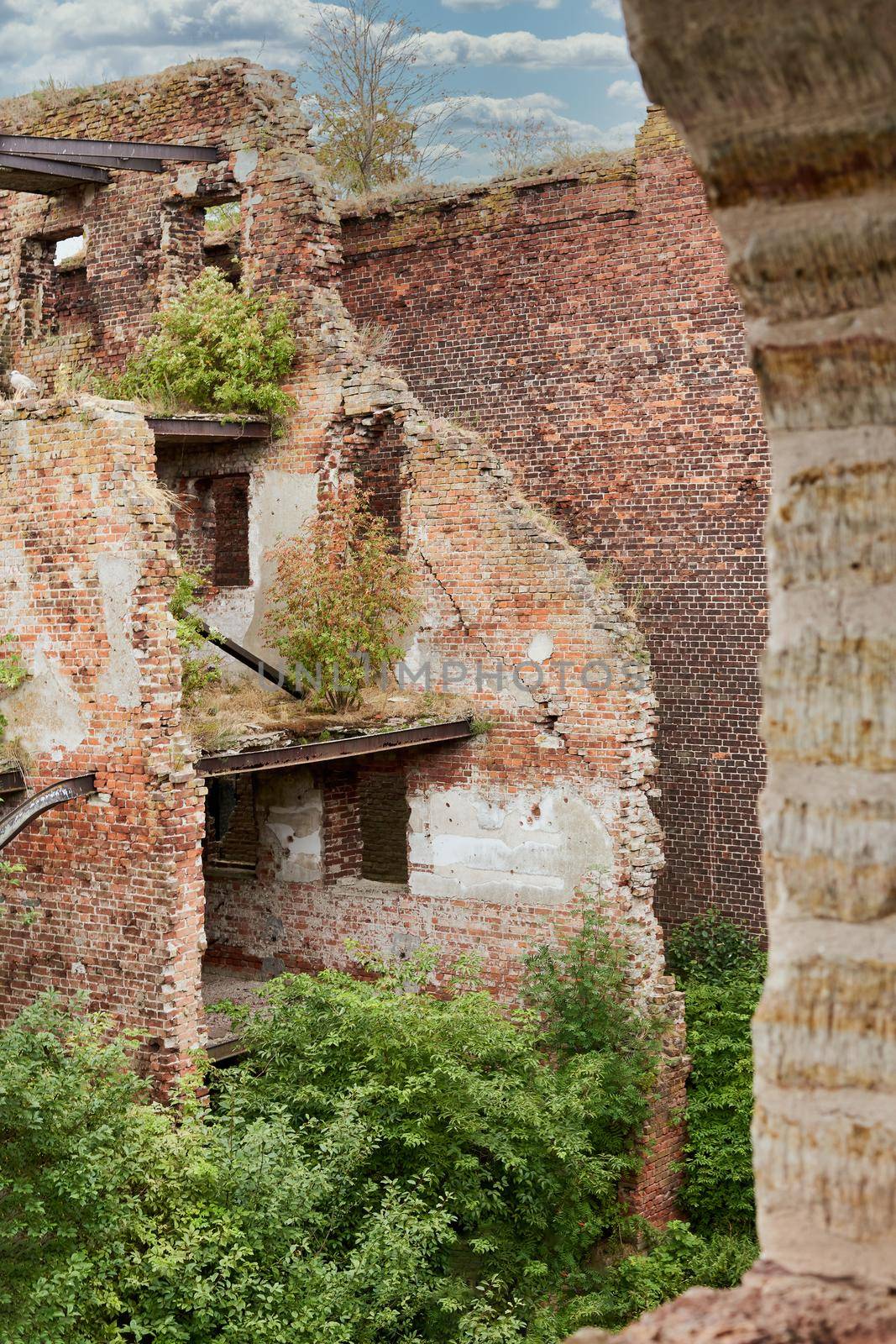 A destroyed brick building on the territory of the Oreshek fortress by vizland