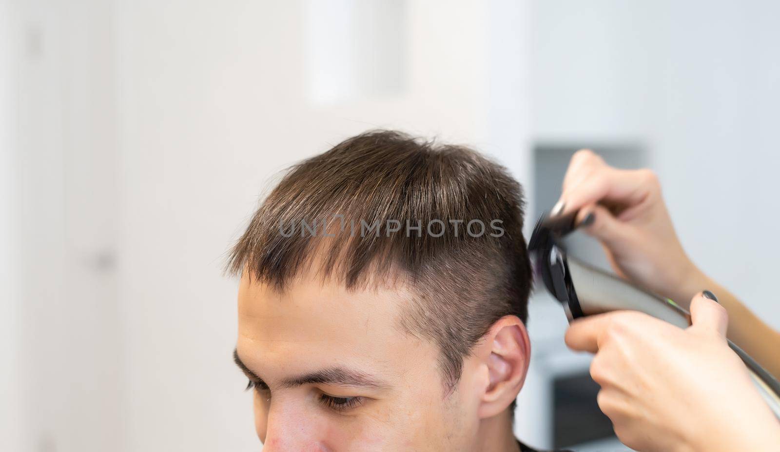Man's hairstyle by means of the special machine for a hairstyle