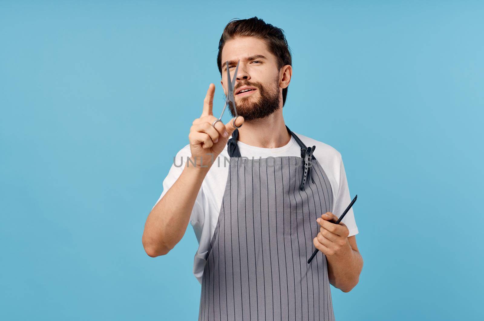 man in apron scissors comb provision of services by SHOTPRIME