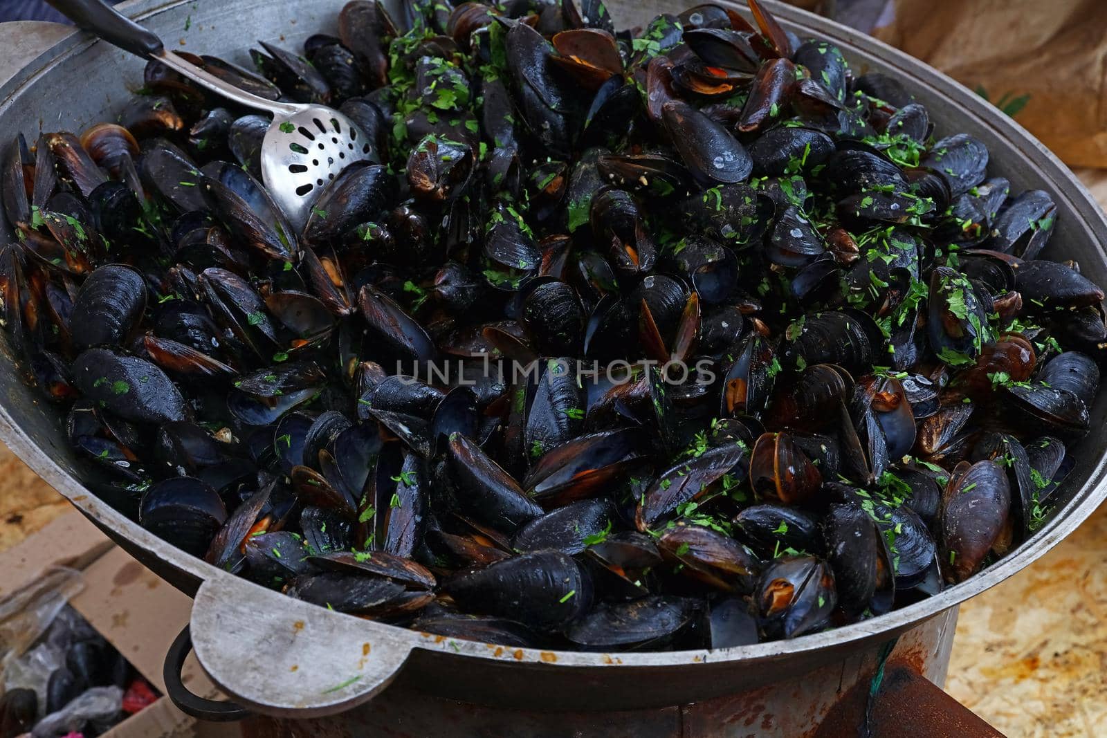 Cooking steamed and roasted mussels by BreakingTheWalls