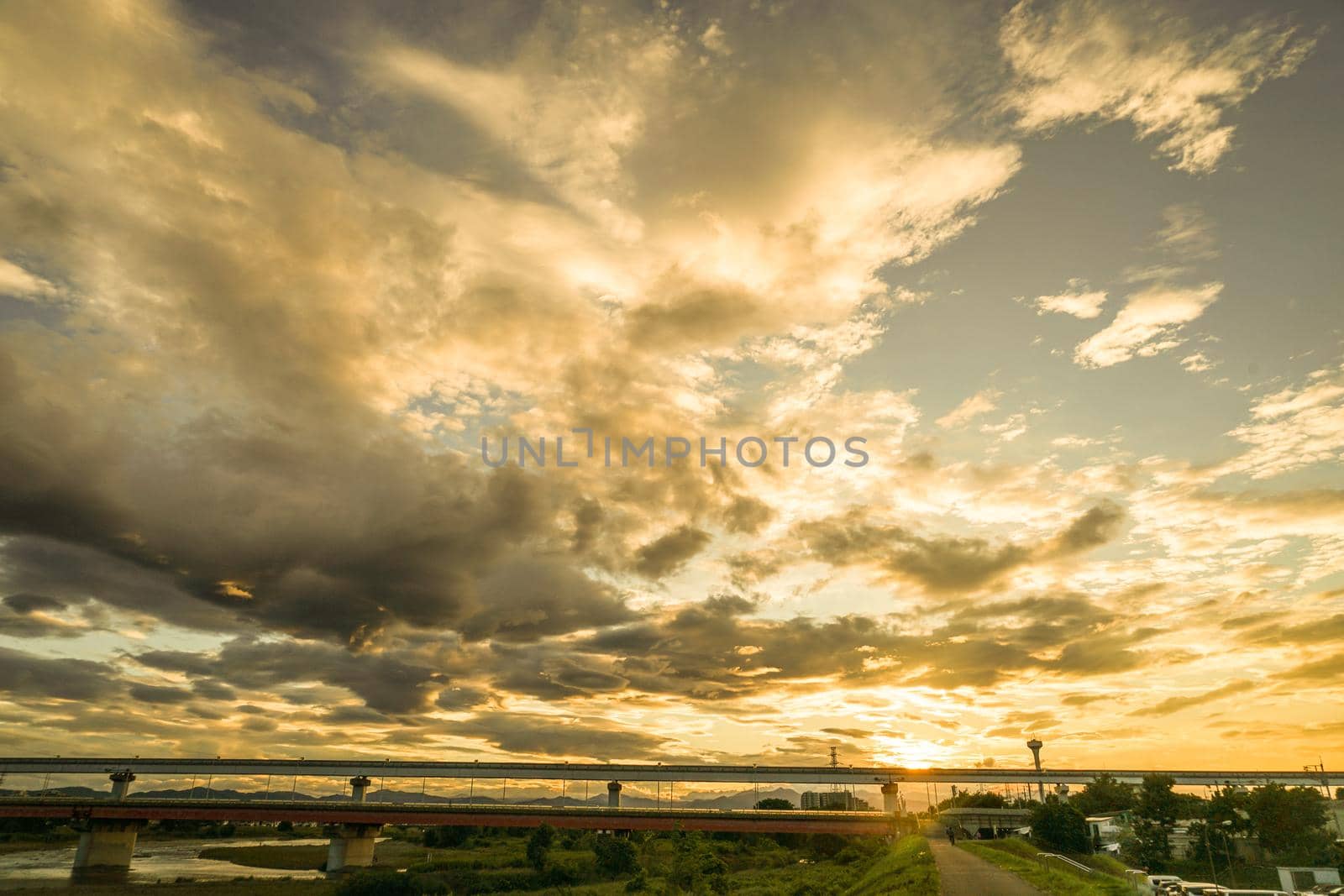 Rikuibori and Autumn sky at dusk (Tachikawa City). Shooting Location: Tachikawa City, Tokyo