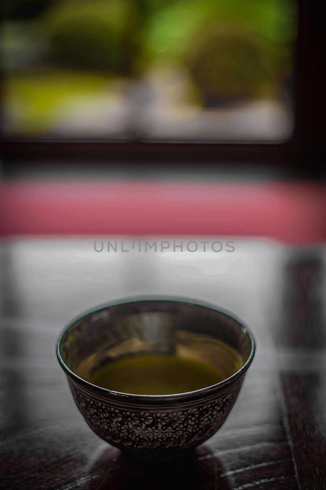 Matcha plated at the Japanese-style desk. Shooting Location: Tokyo metropolitan area
