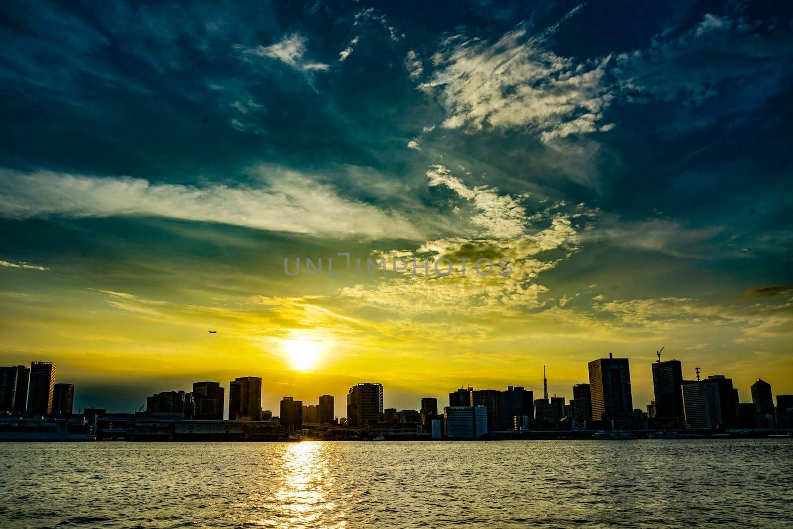 Town view and evening view of Tokyo seen from Tokyo Bay. Shooting Location: Minato-ku, Tokyo