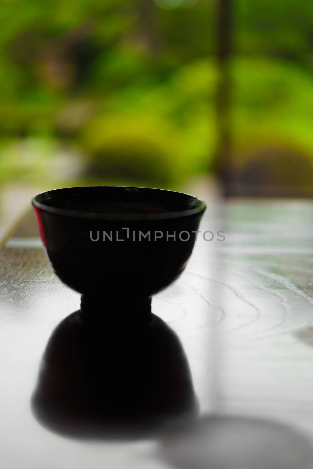 Matcha plated at the Japanese-style desk. Shooting Location: Tokyo metropolitan area