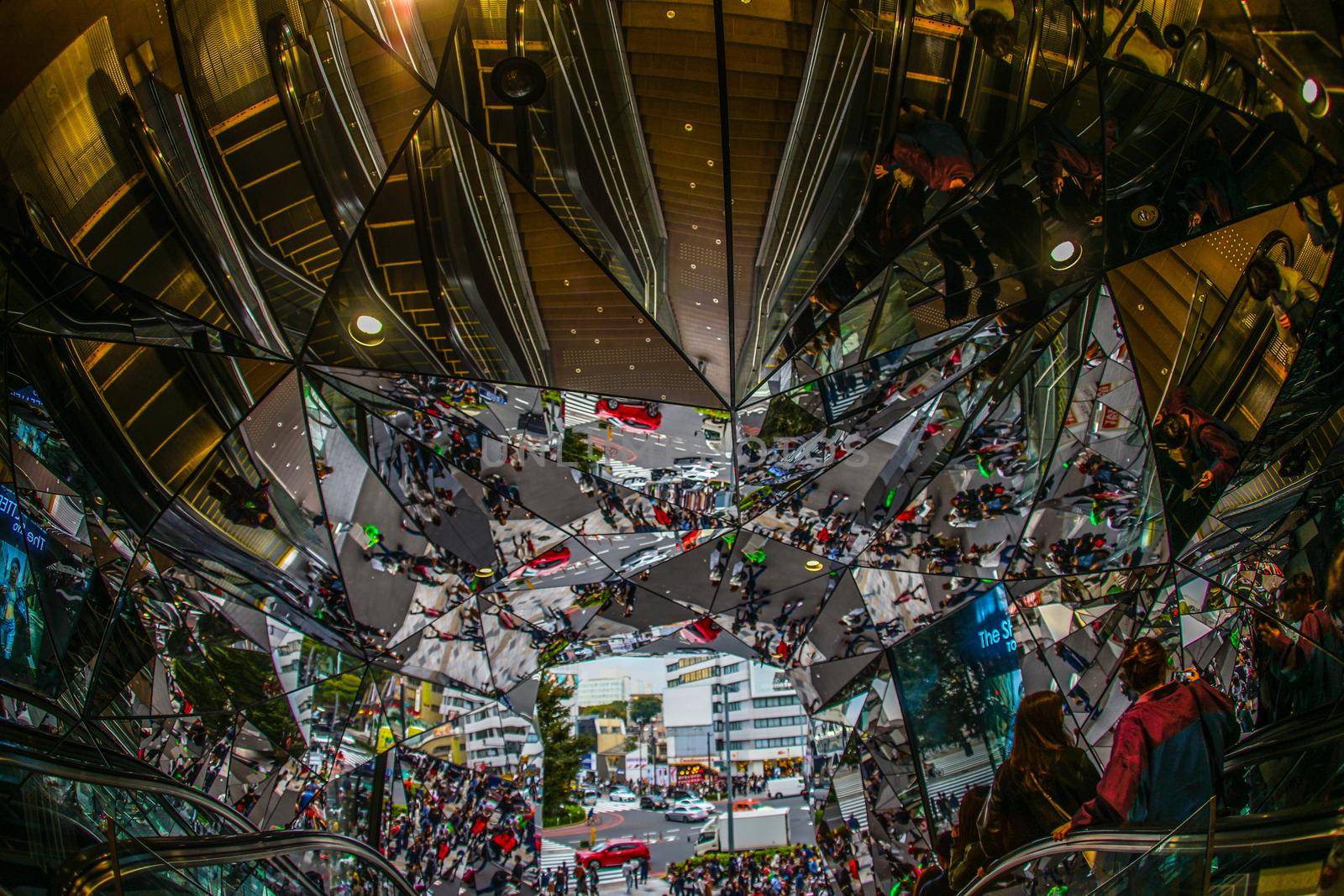 Stairs surrounded by mirrors (Tokyu Plaza Omotesando Harajuku). Shooting Location: Tokyo metropolitan area