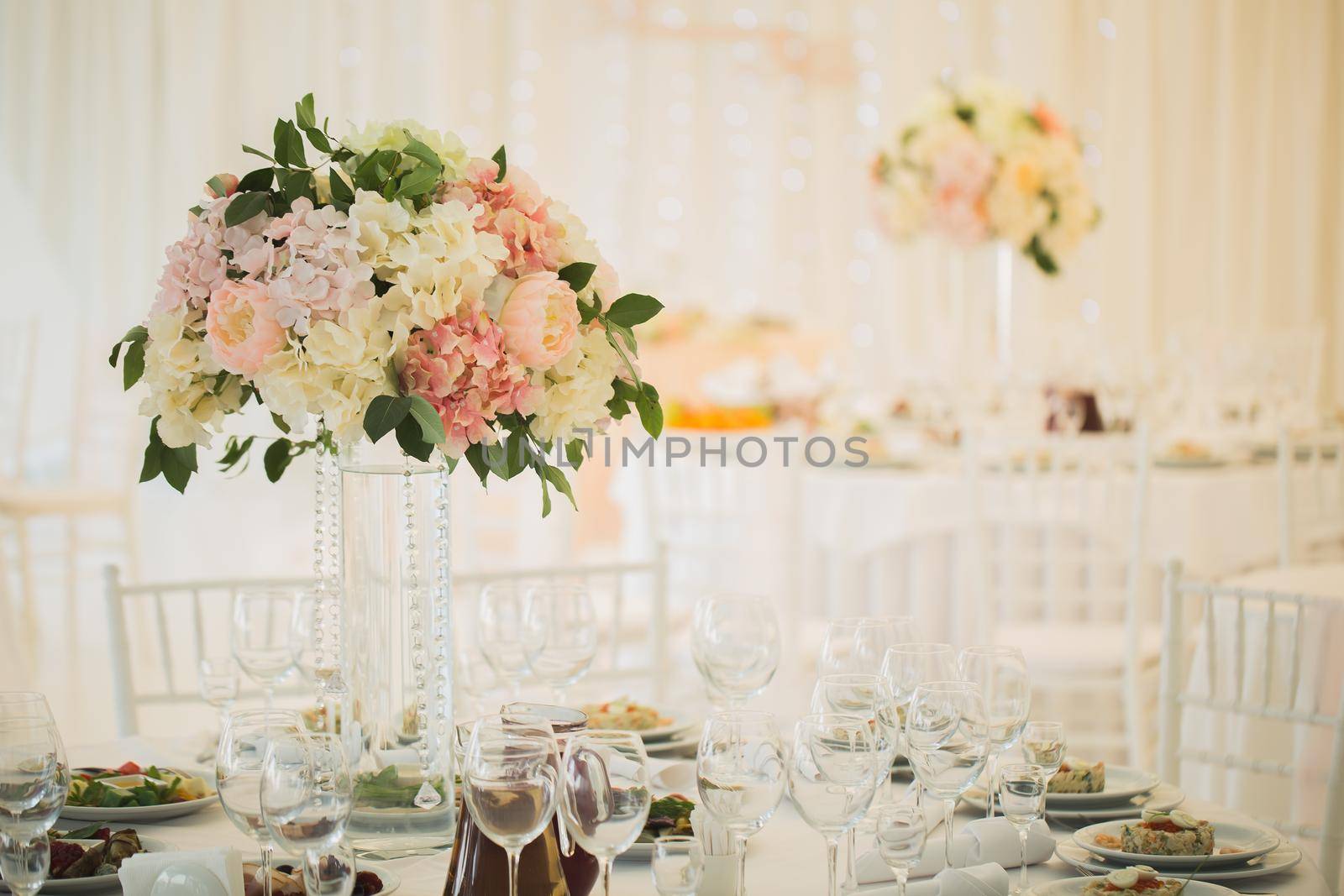 Vases with flowers on the wedding table.