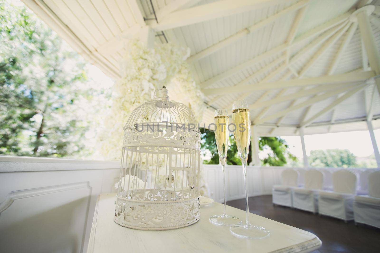Wedding accessories: champagne glasses cage wedding towel
