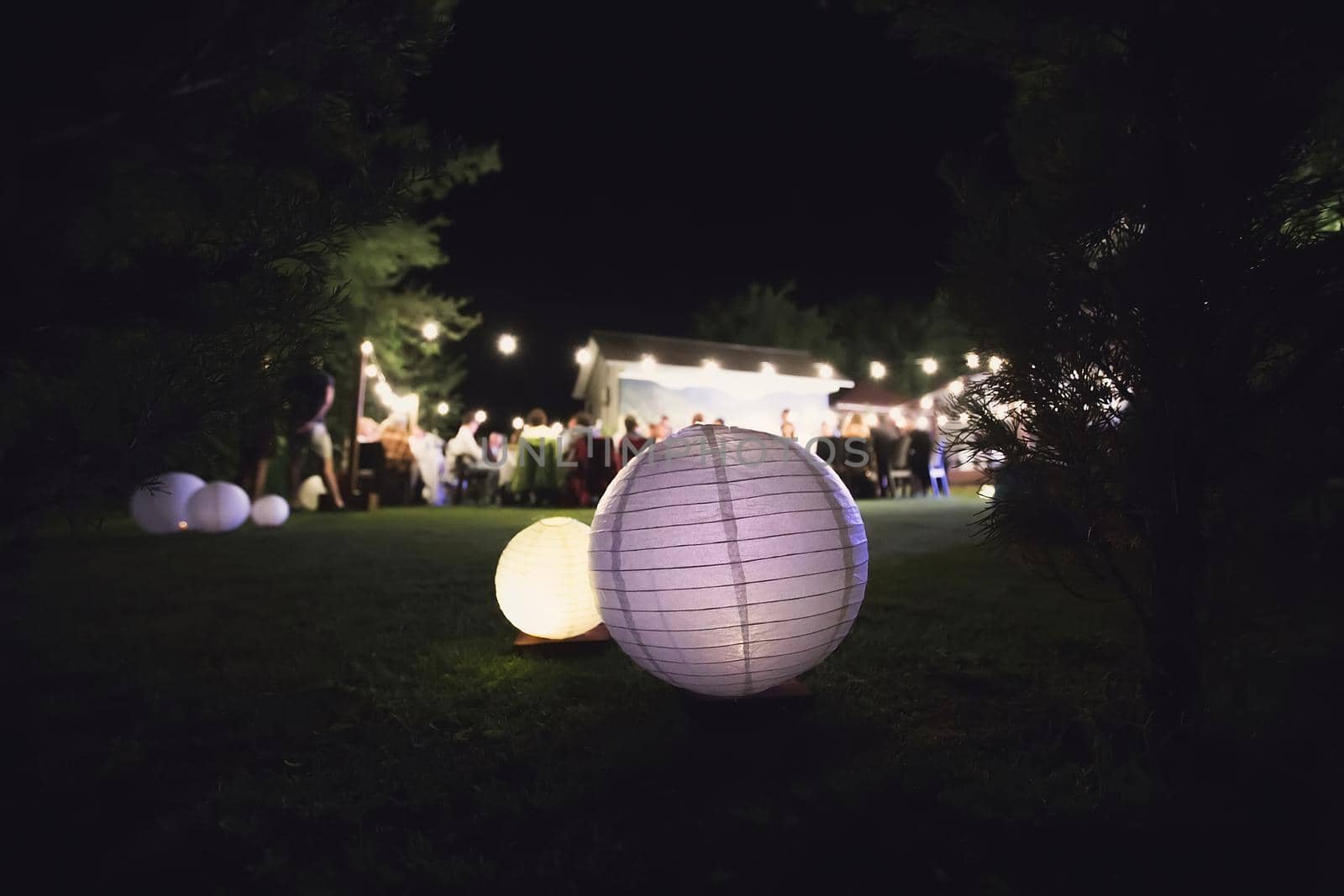 Decor of airy Japanese lanterns at a wedding.