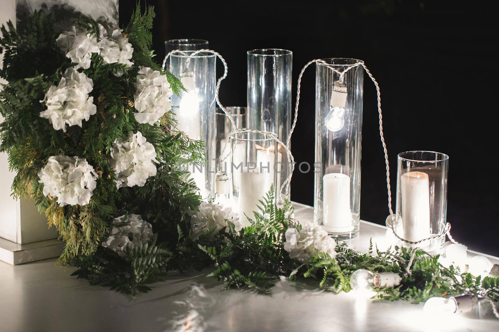 Wedding decor: delicate flowers and burning candles.