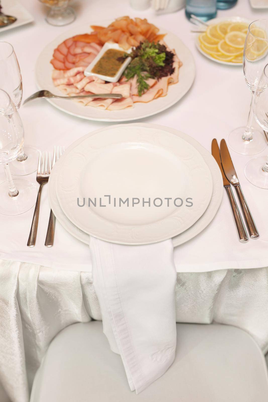 Beautiful setting of the wedding banquet table in the restaurant.