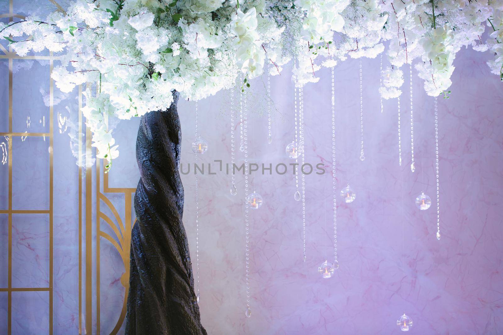Hanging glass and shiny beads are an element of the wedding decor by StudioPeace