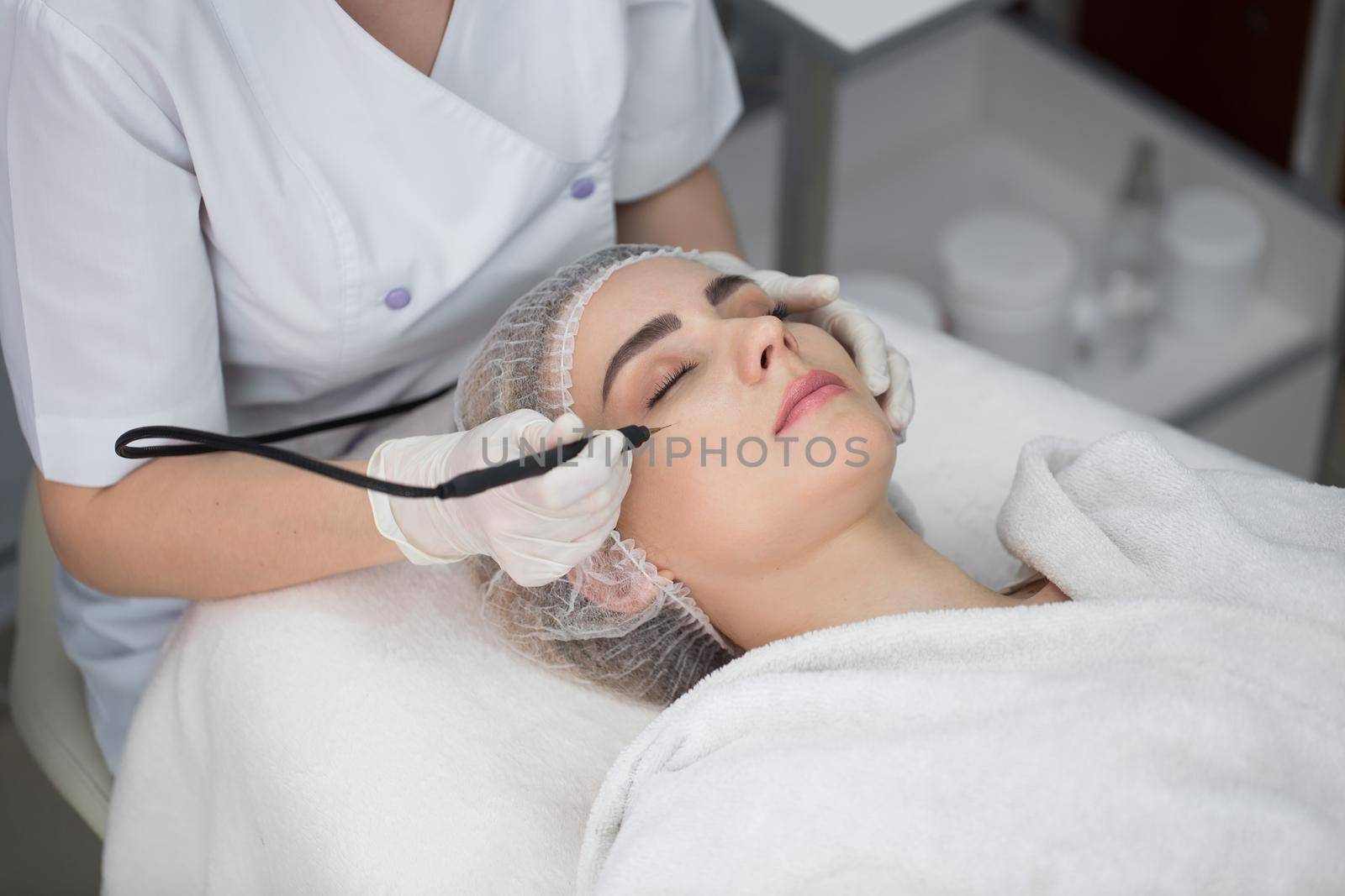 Ultrasonic cavitation, facial cleansing in the cosmetology office