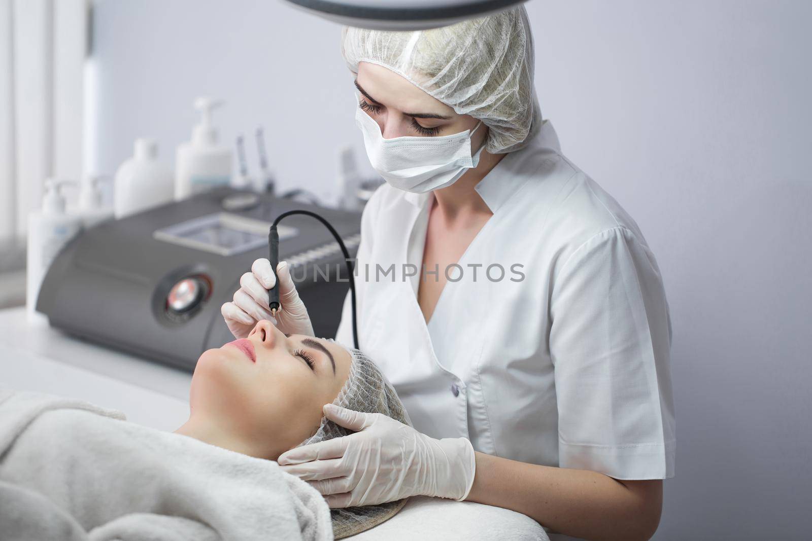 Ultrasonic cavitation, facial cleansing in the cosmetology office