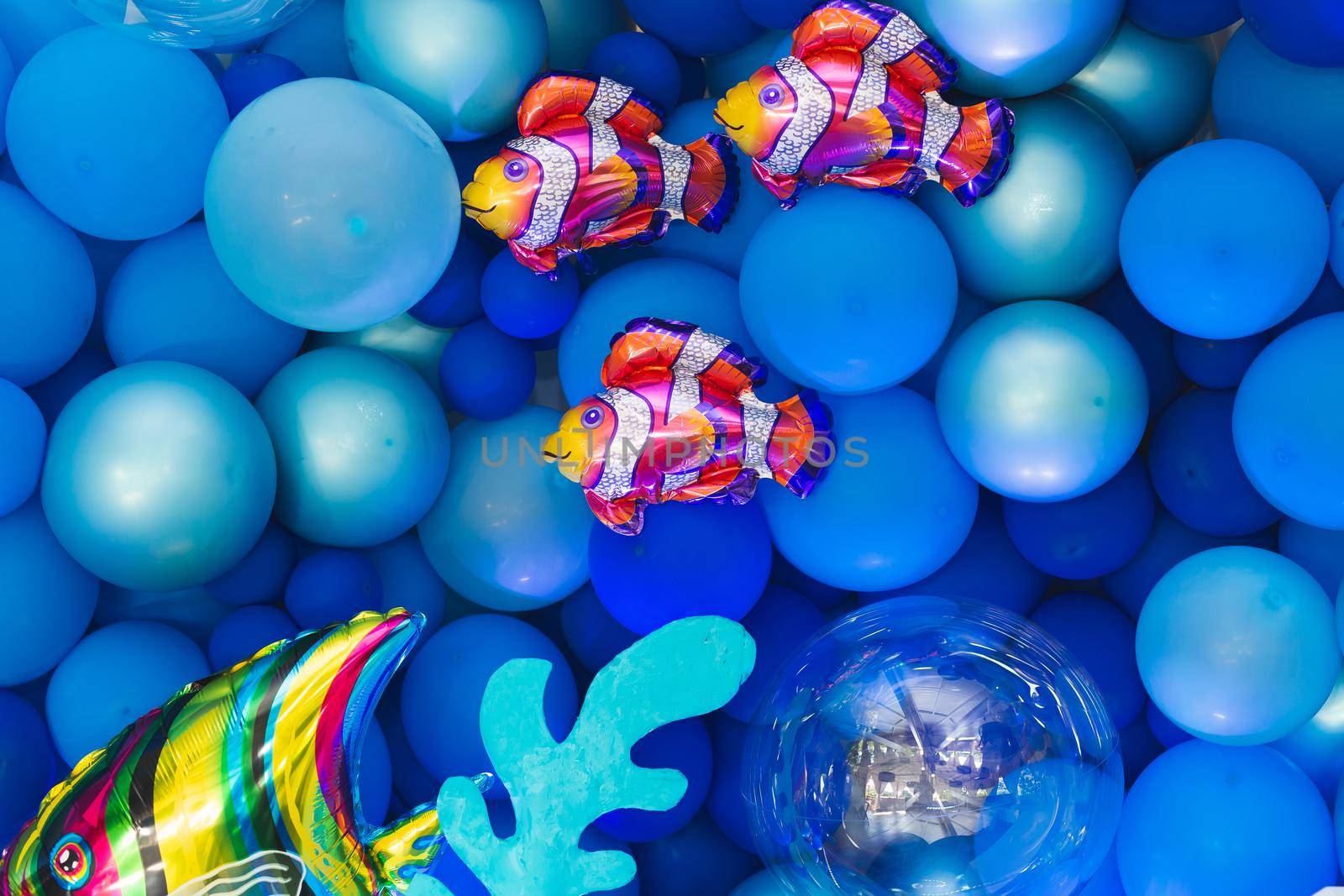Marine-style decor of balloons, fish, and corals for the birthday photo zone by StudioPeace