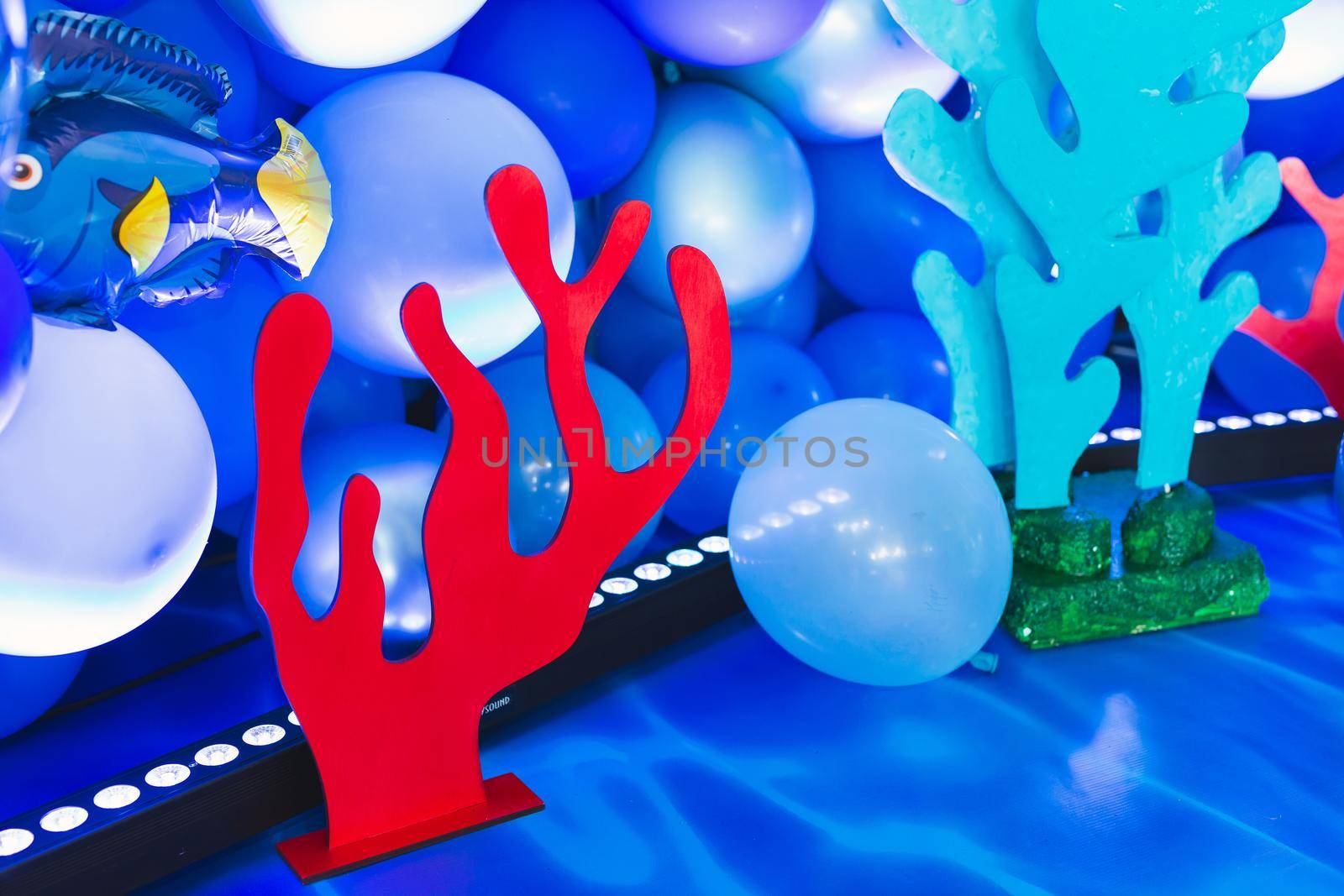 Marine-style decor of balloons, fish, and corals for the birthday photo zone.