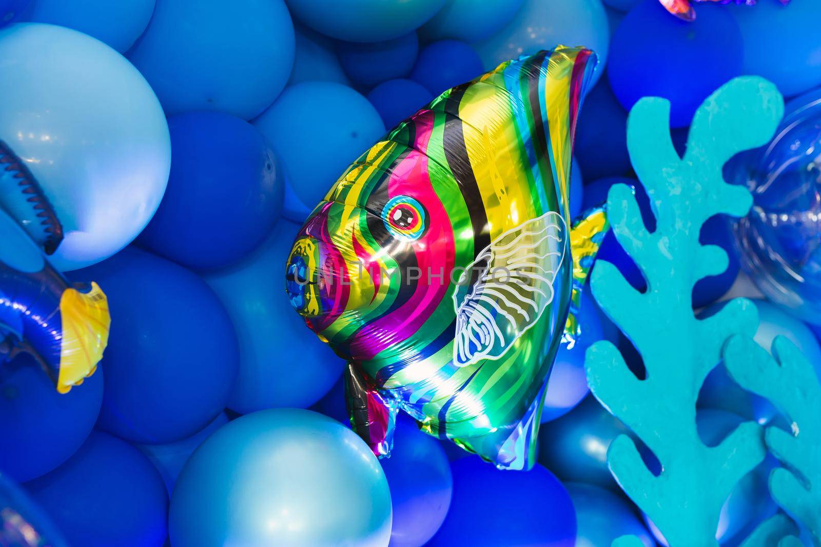 Marine-style decor of balloons, fish, and corals for the birthday photo zone.