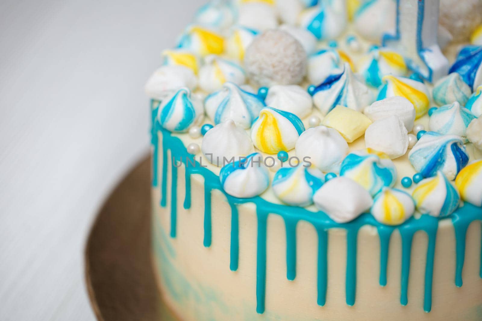 Cake with meringue, flags and a banner with the name on the birthday