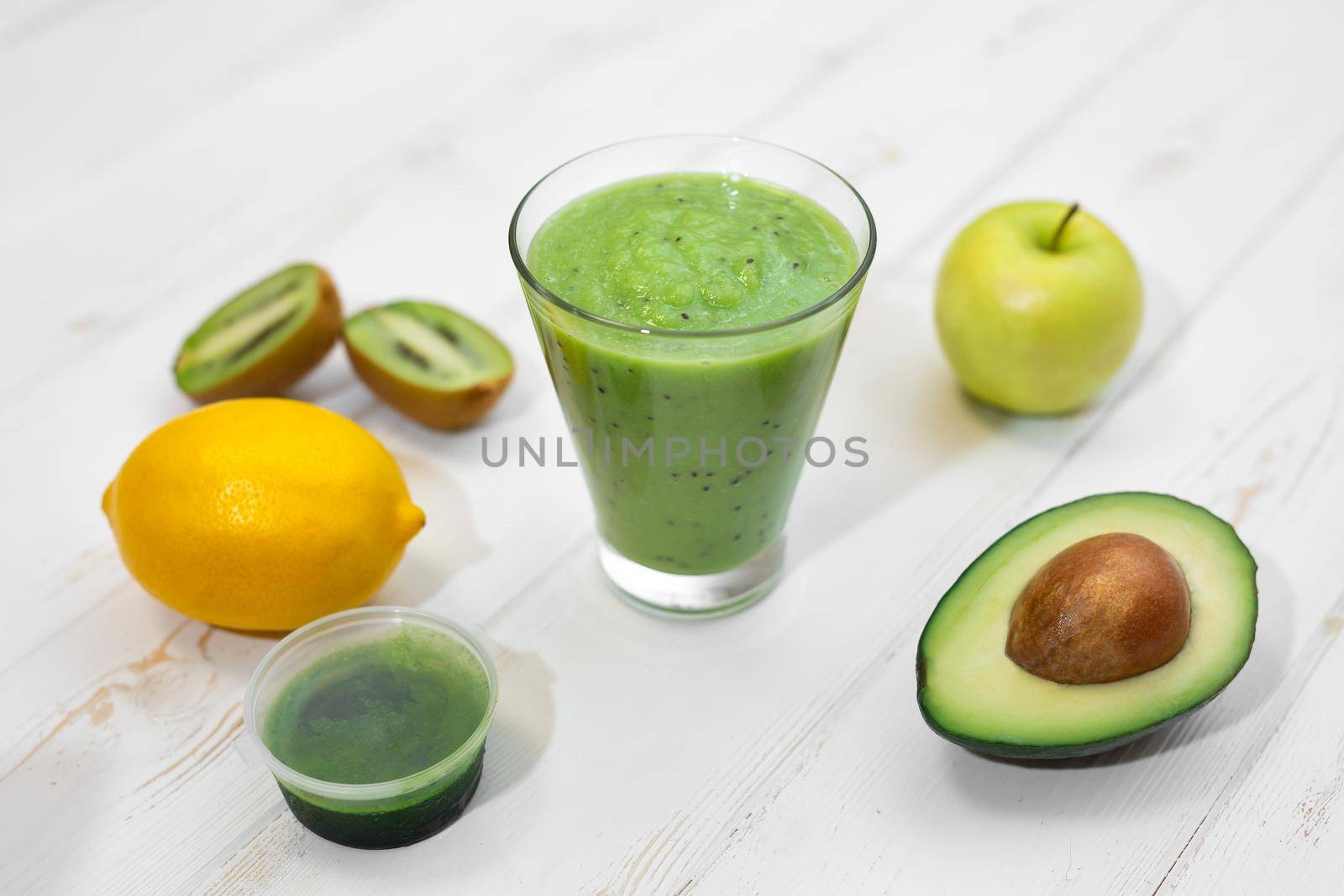 Whitegrass smoothie, kiwi, lemon and avocado Detoxification