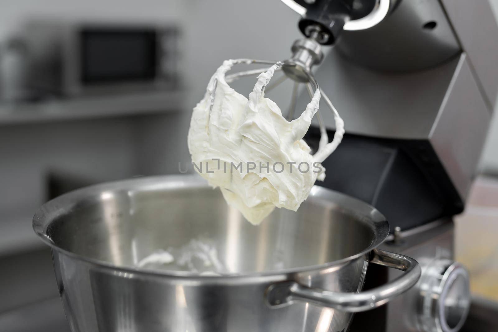 Cream or meringue on the Corolla of the kitchen machine, mixer.