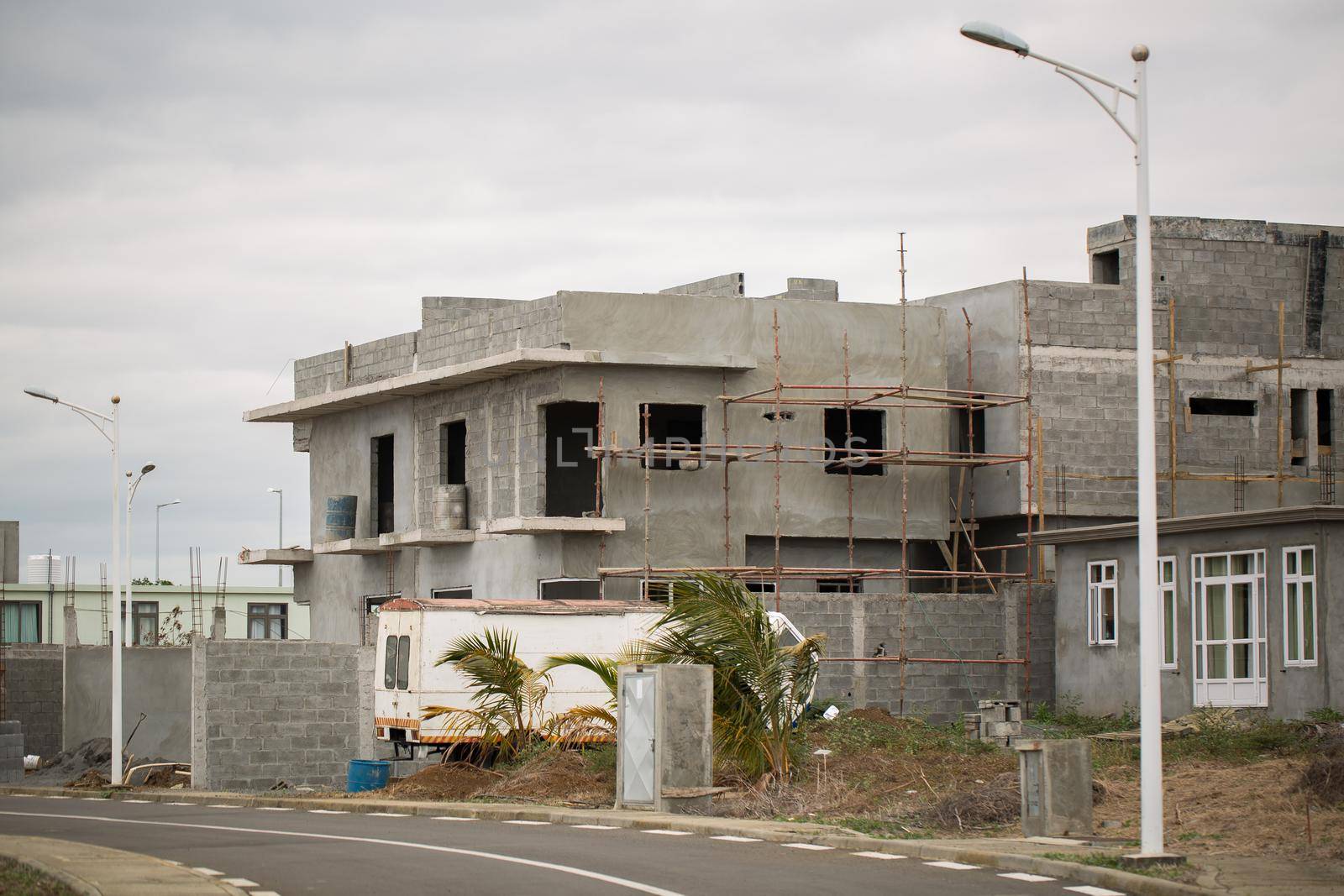 Metal scaffolding for the construction of the Villa by StudioPeace