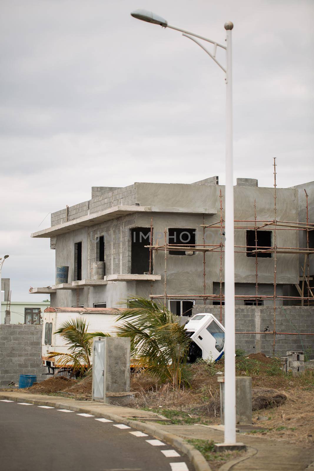 Metal scaffolding for the construction of the Villa by StudioPeace