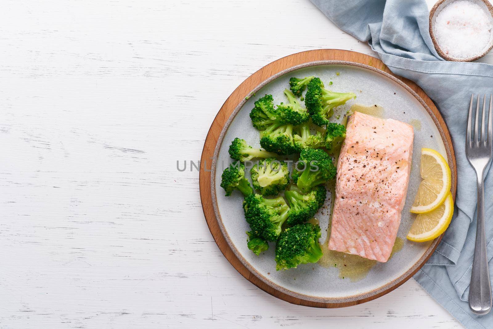 Steam salmon, broccoli, paleo, keto, lshf or dash diet. Mediterranean food. Clean eating, balanced by NataBene