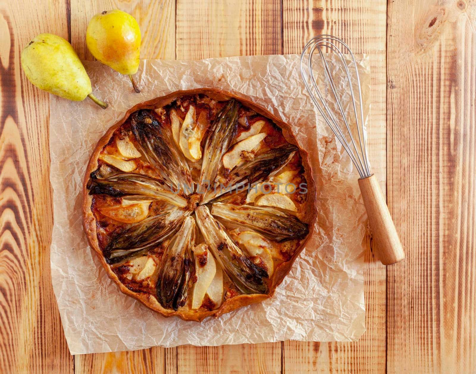 cooking of chicory, pear and gorgonzola tart