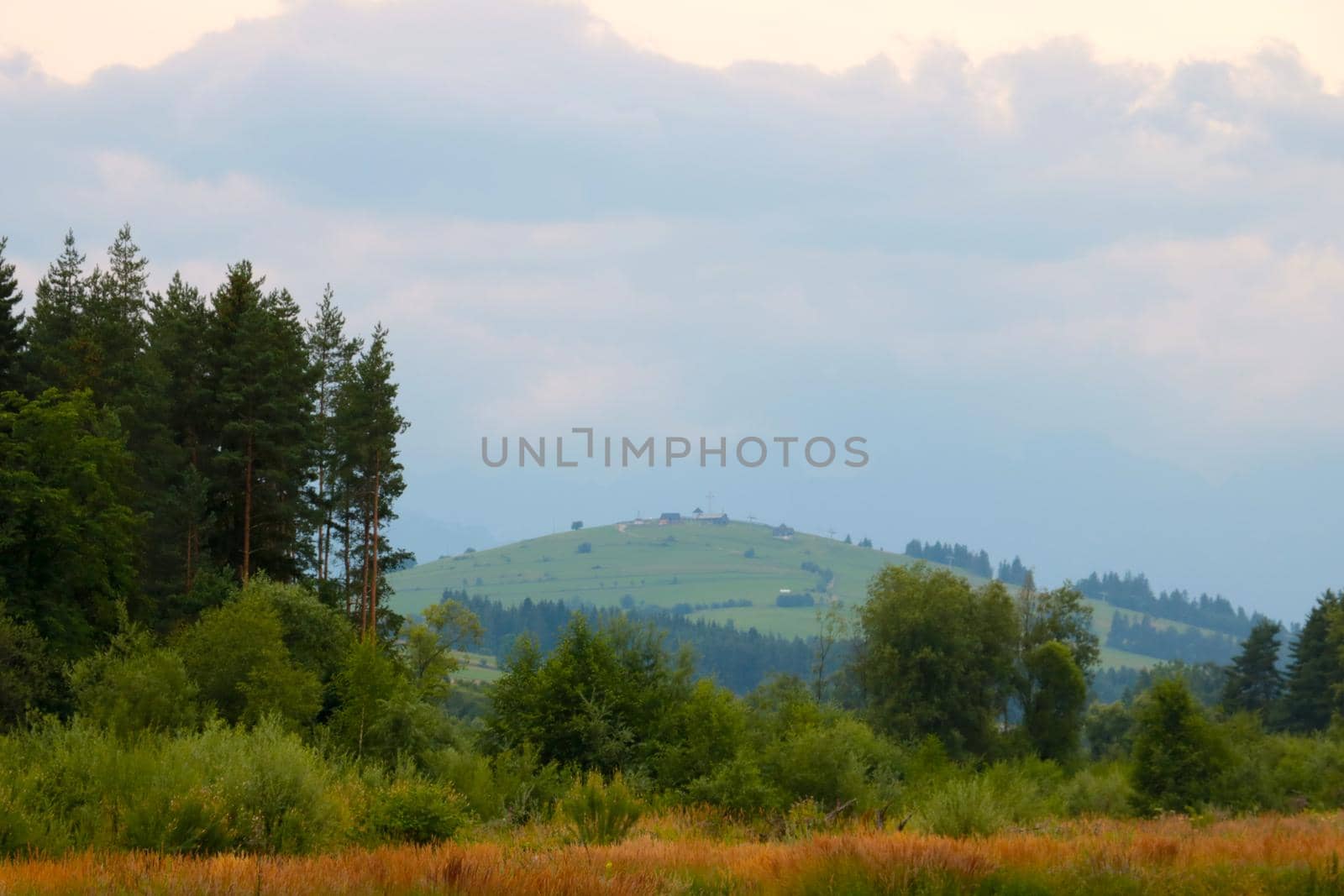 A picturesque view of the mountains on a foggy autumn morning