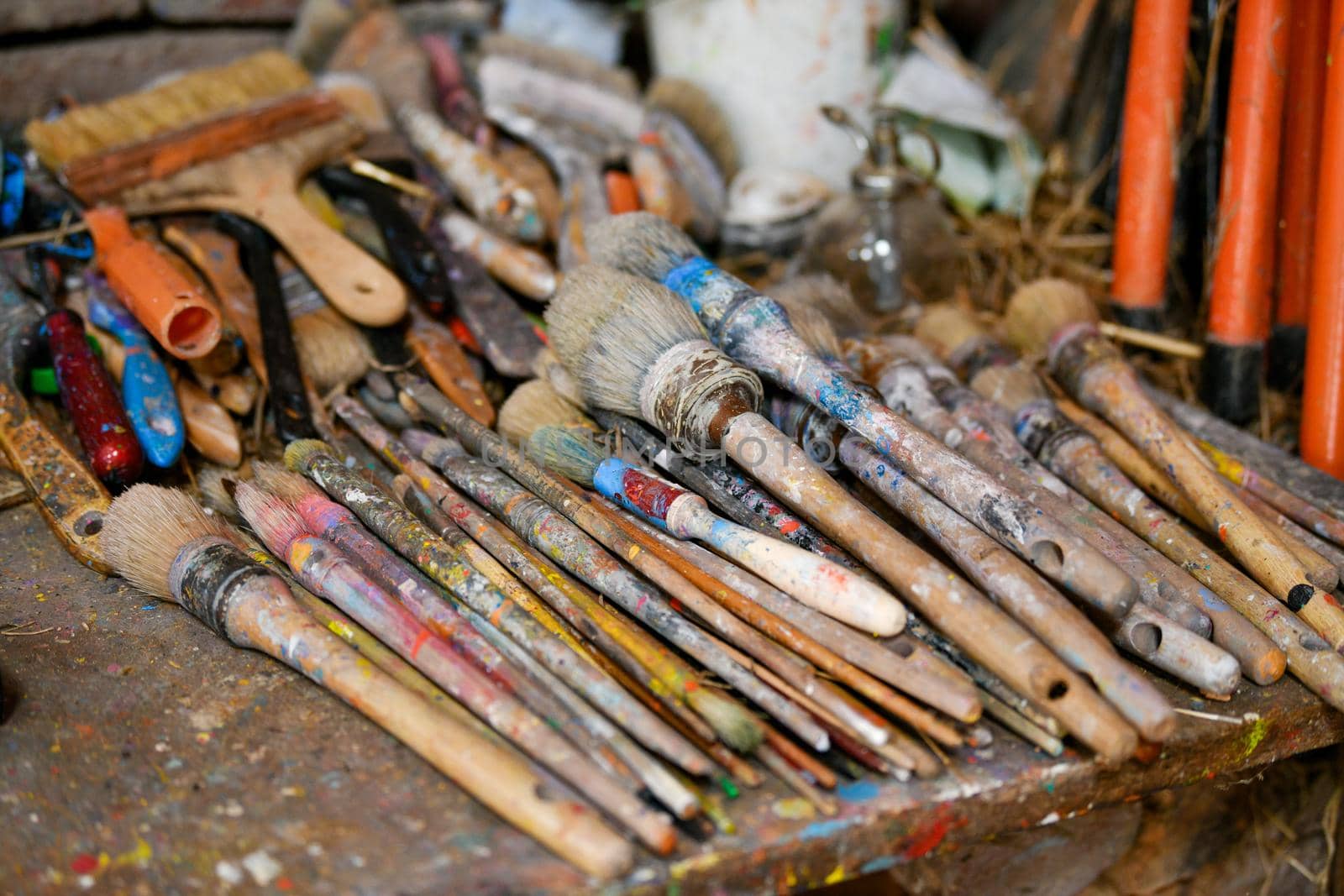 Many used dirty brushes of the artist in the workshop