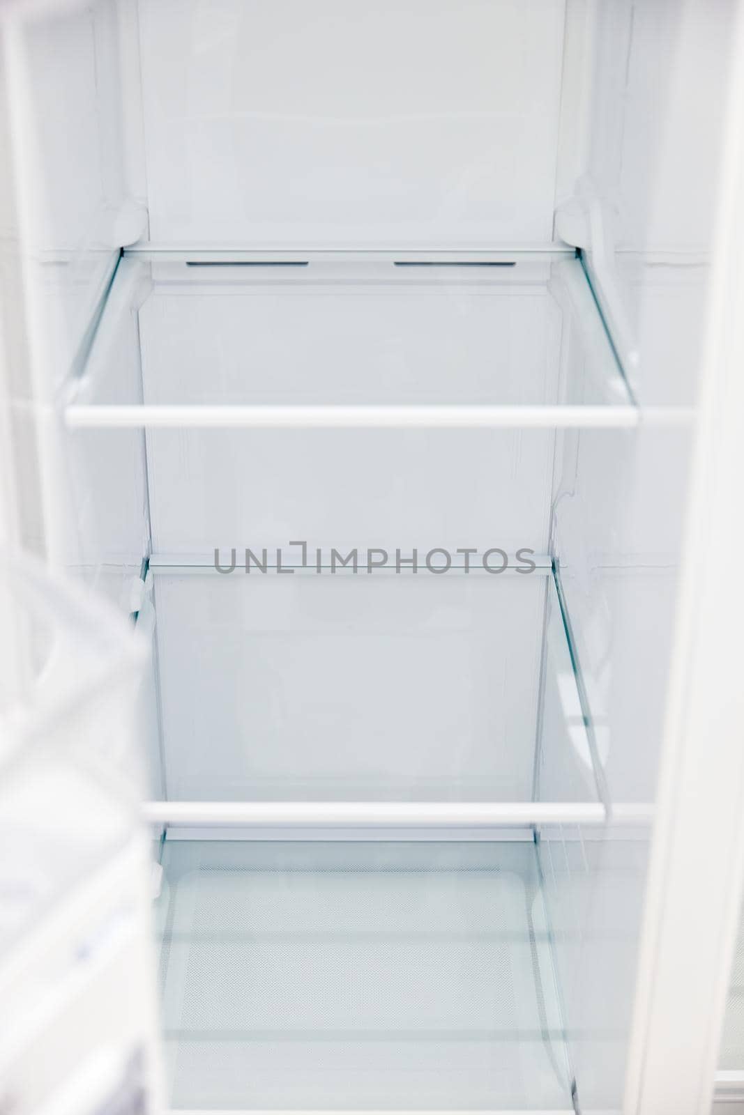 An empty refrigerator. Inside an empty, clean refrigerator, a refrigerator compartment after defrosting.