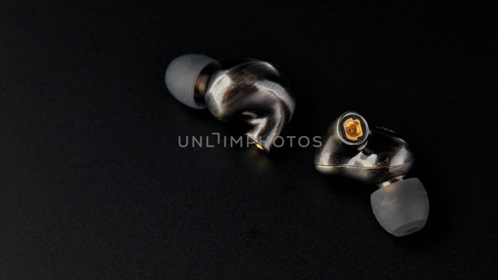 Audiophile in-ear earphone with MMCX connector. high quality sound. professional sound.