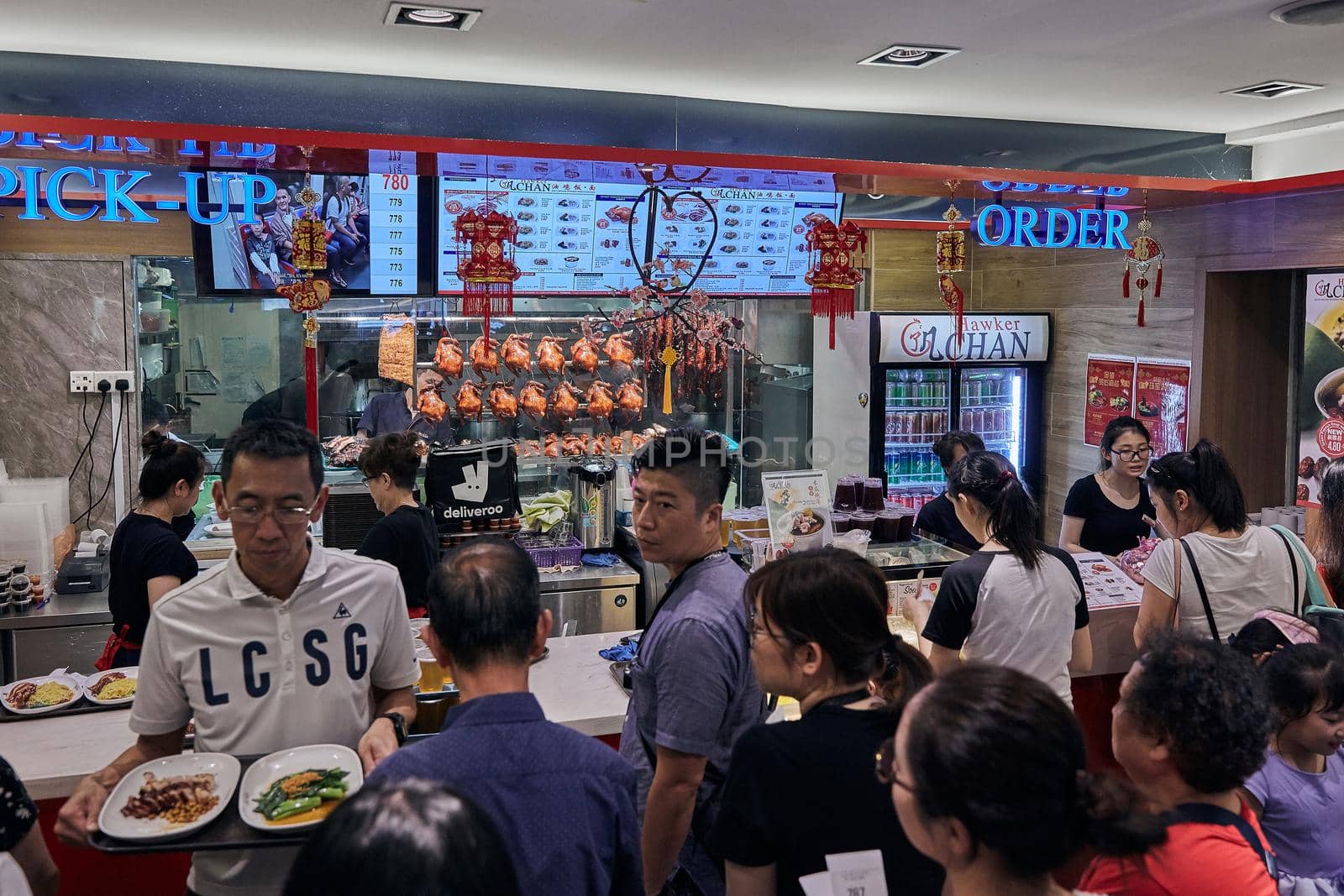 Street cafe in Chinatown. Queue for delicious food. 19.01.2019 Chinatown, Singapore.