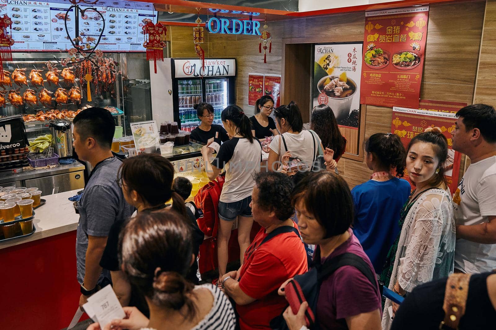 Street cafe in Chinatown. Queue for delicious food. 19.01.2019 Chinatown, Singapore.