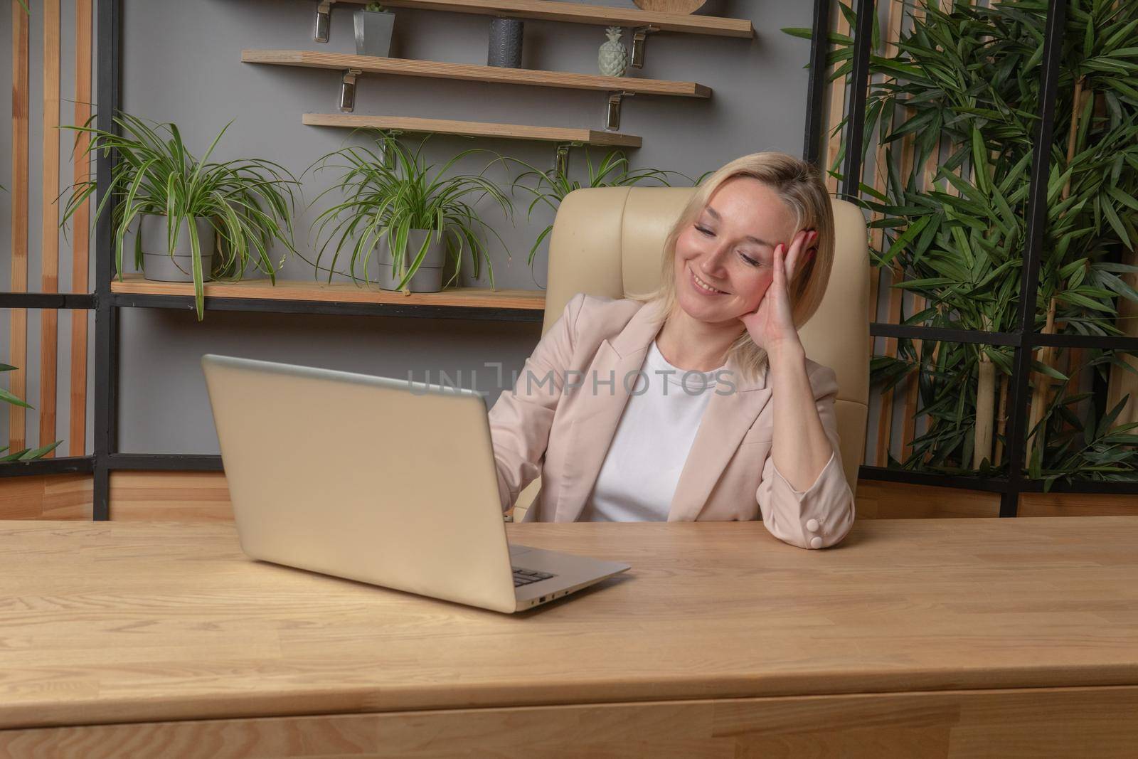 The girl at the computer business lady, the concept of a torgitologist gender equality job shopping freelance worker equality, from search networking from indoors and adult internet, communication cute. Caucasian lifestyle family, computer happiness