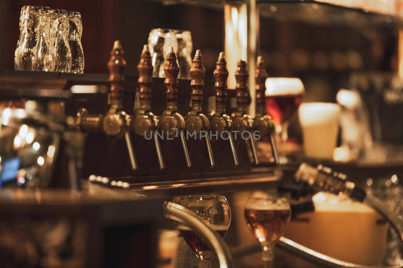 Bar beer dispenser. Apparatus for dispensing beer