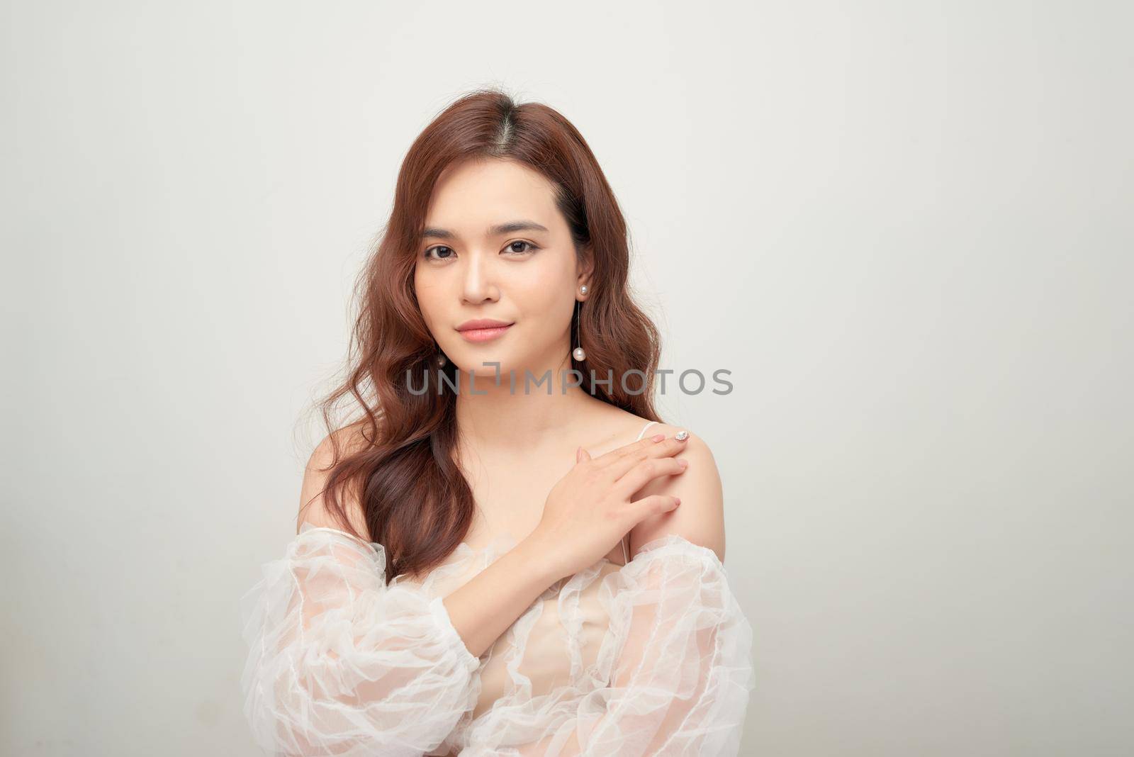 Beauty young woman in white dress by makidotvn