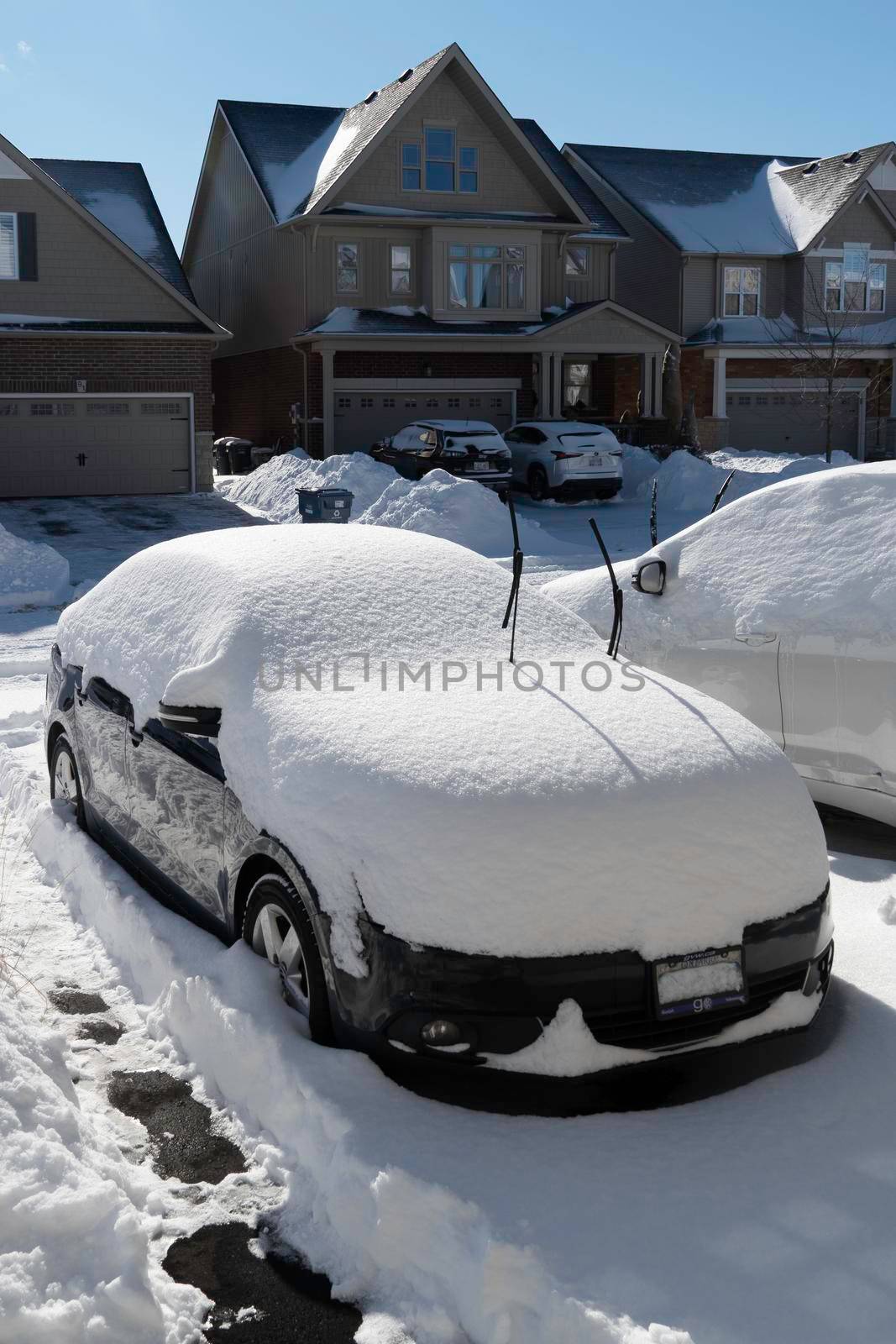 Snow fell again half a month before spring and covered cars parked on the street