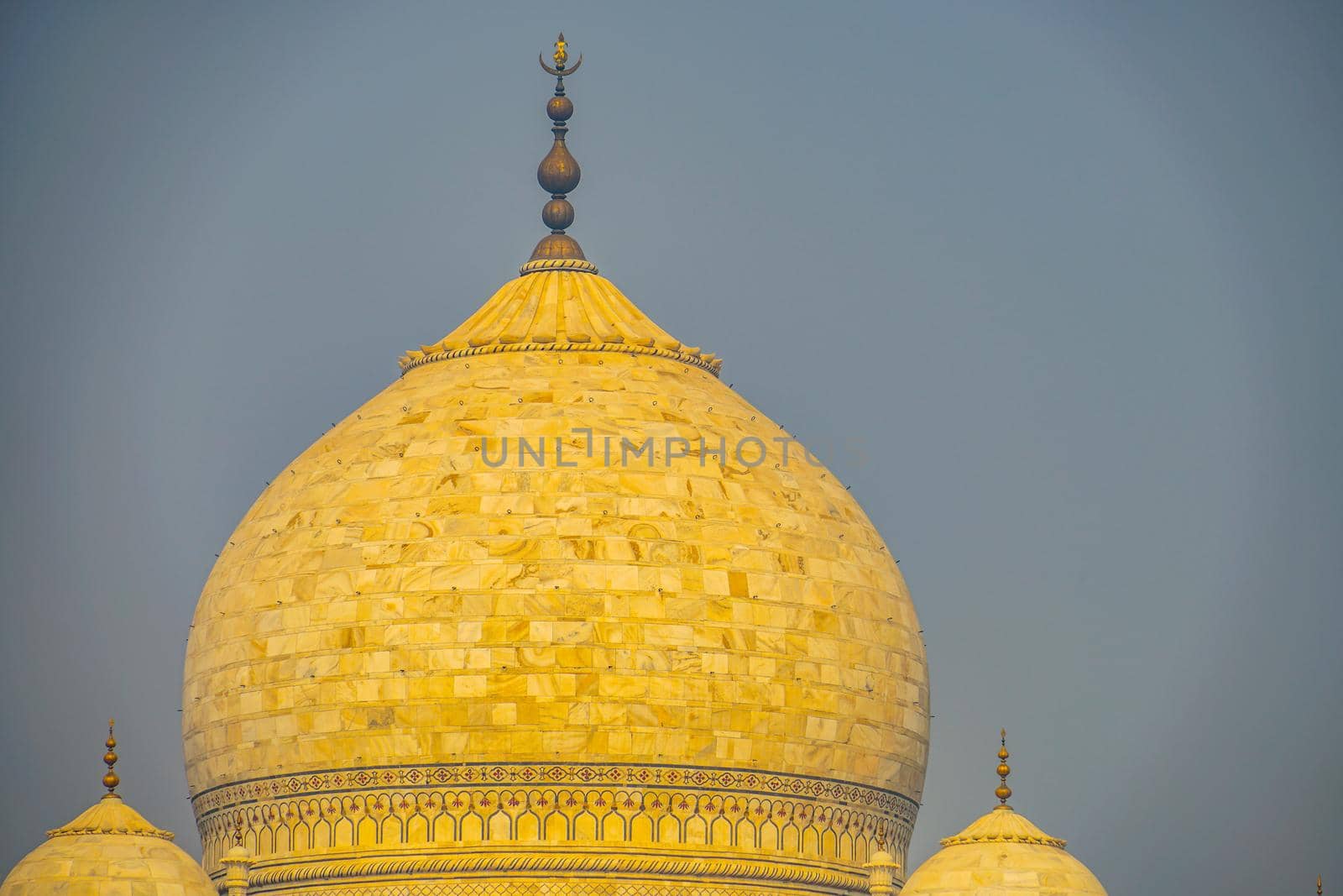 Taj Mahar (India Agra), which is surrounded by sunset. Shooting Location: India