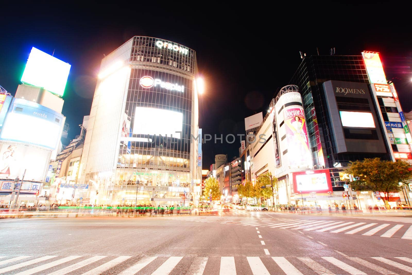 Night view of Shibuya Scramble intersection. Shooting Location: Tokyo metropolitan area