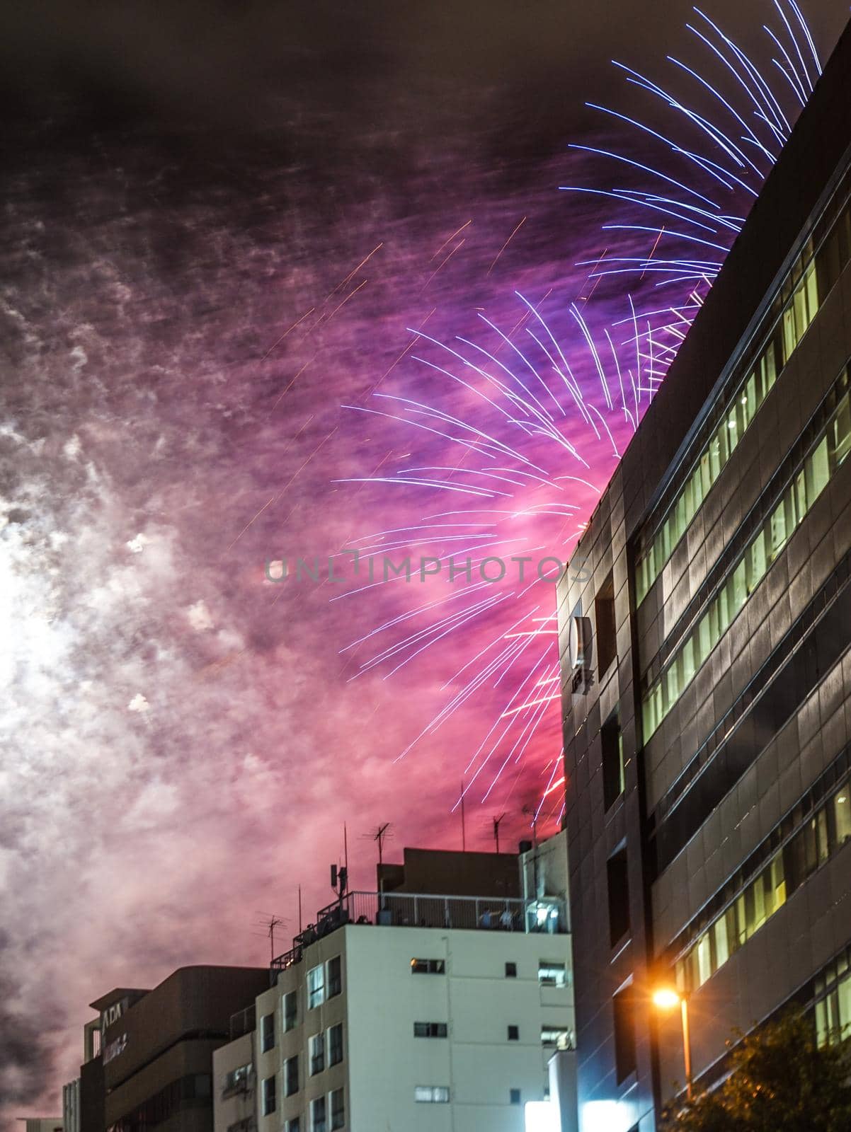 Fireworks seen from the valley of the building. Shooting Location: Tokyo metropolitan area