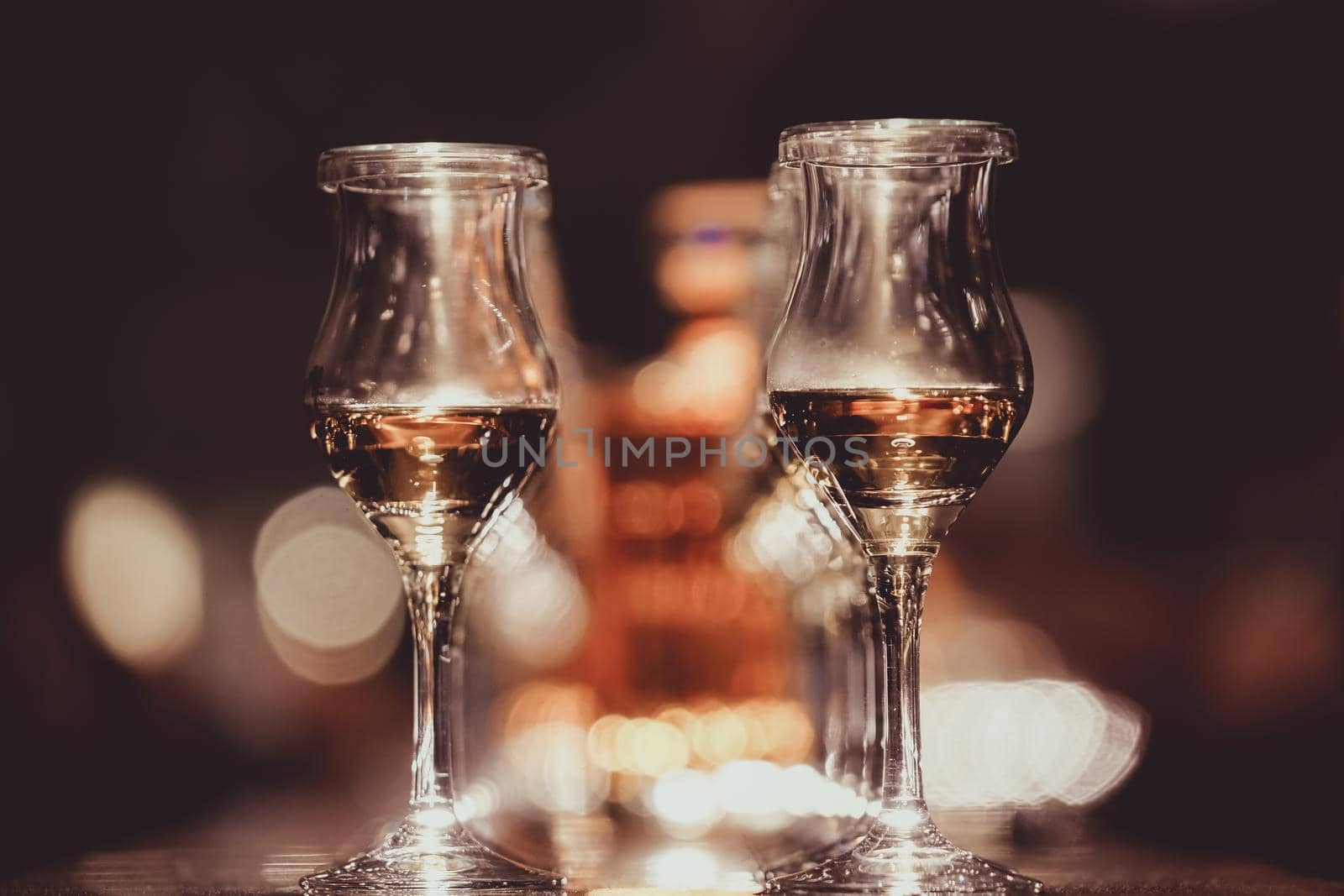 Image of wine glasses along with bar counters. Shooting Location: Tokyo metropolitan area