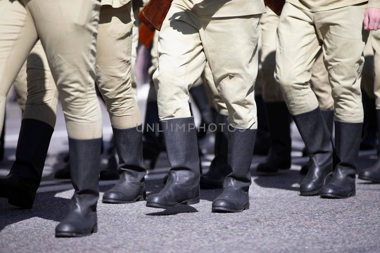 Russian soldiers in tarpaulin boots march in the ranks.