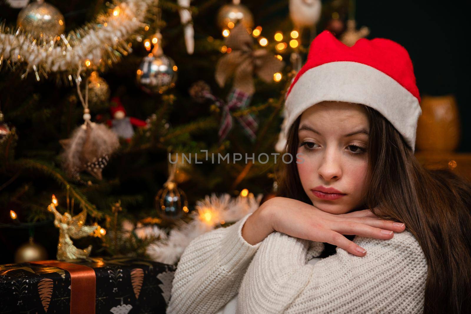 A young woman recalls the sad events of her life. Christmas is beautiful but sad when alone.