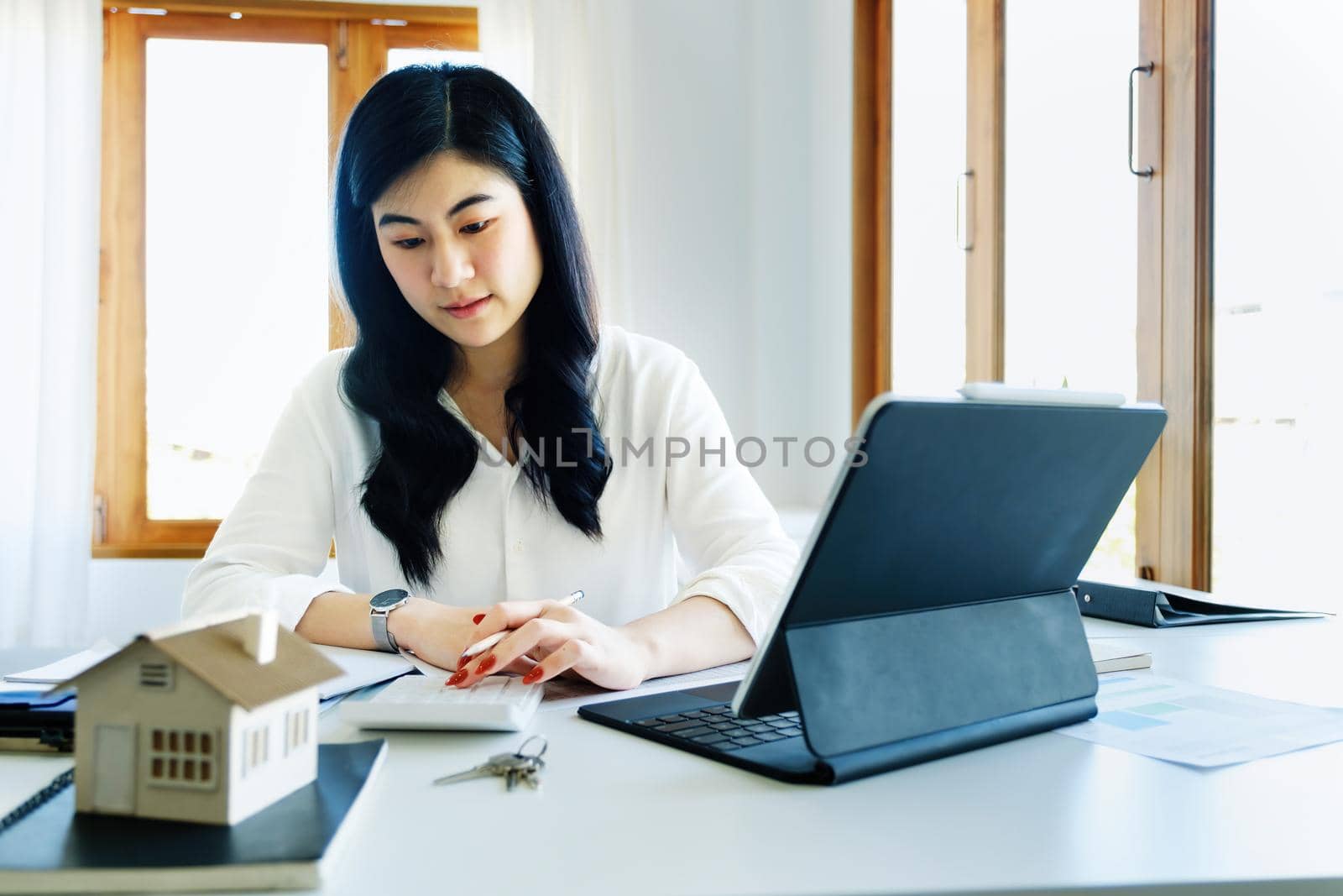 Entrepreneurs, business owners, accountants, real estate agents, Portrait of asian women who use the home buying budget calculator to calculate their financial risks