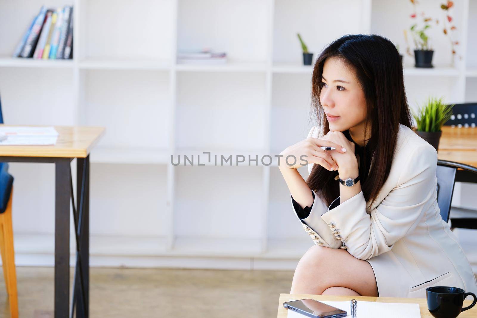 SME Business Owners, Analysts, Economists, Portrait of Asian businesswoman are sitting around smiling and analyzing, managing financial statements and investing to come up with profitable ideas