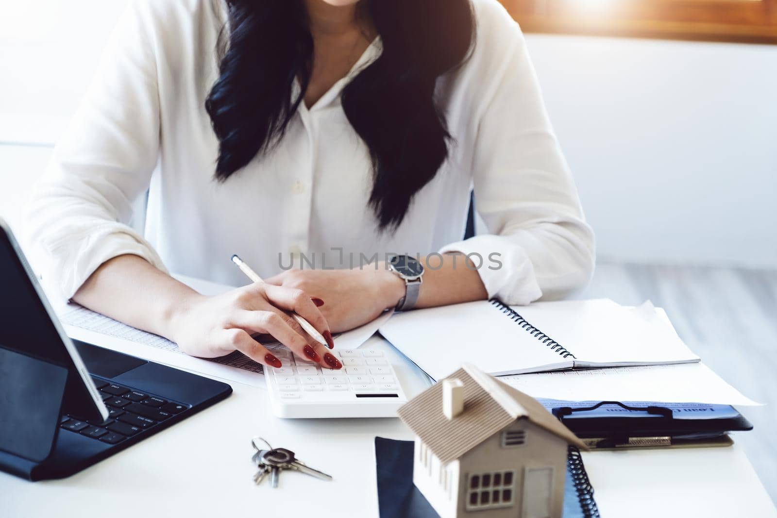 Entrepreneurs, business owners, accountants, real estate agents Asian women who use the home buying budget calculator to calculate their financial risks