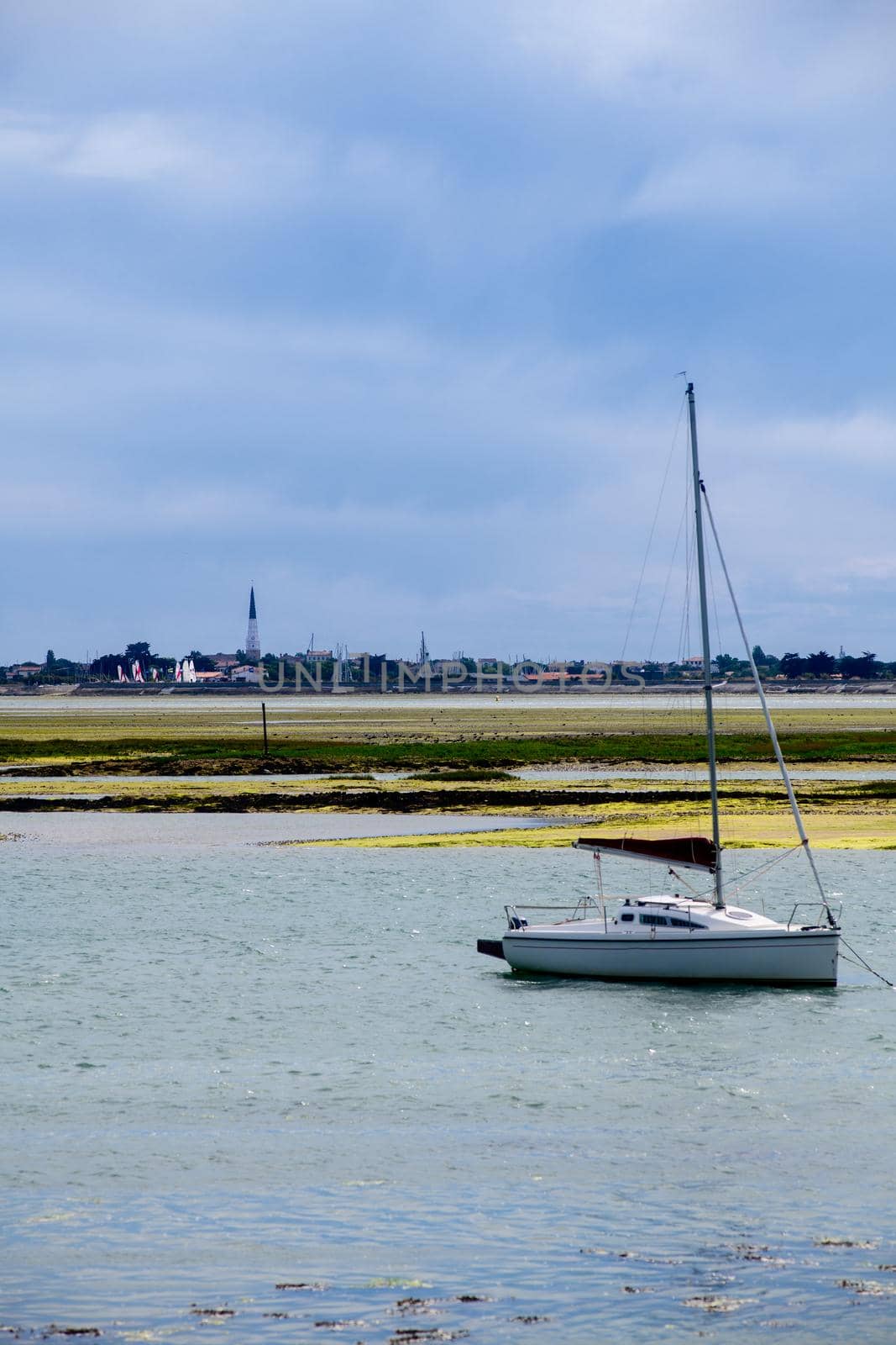 Boat preparing for sailing by Youri